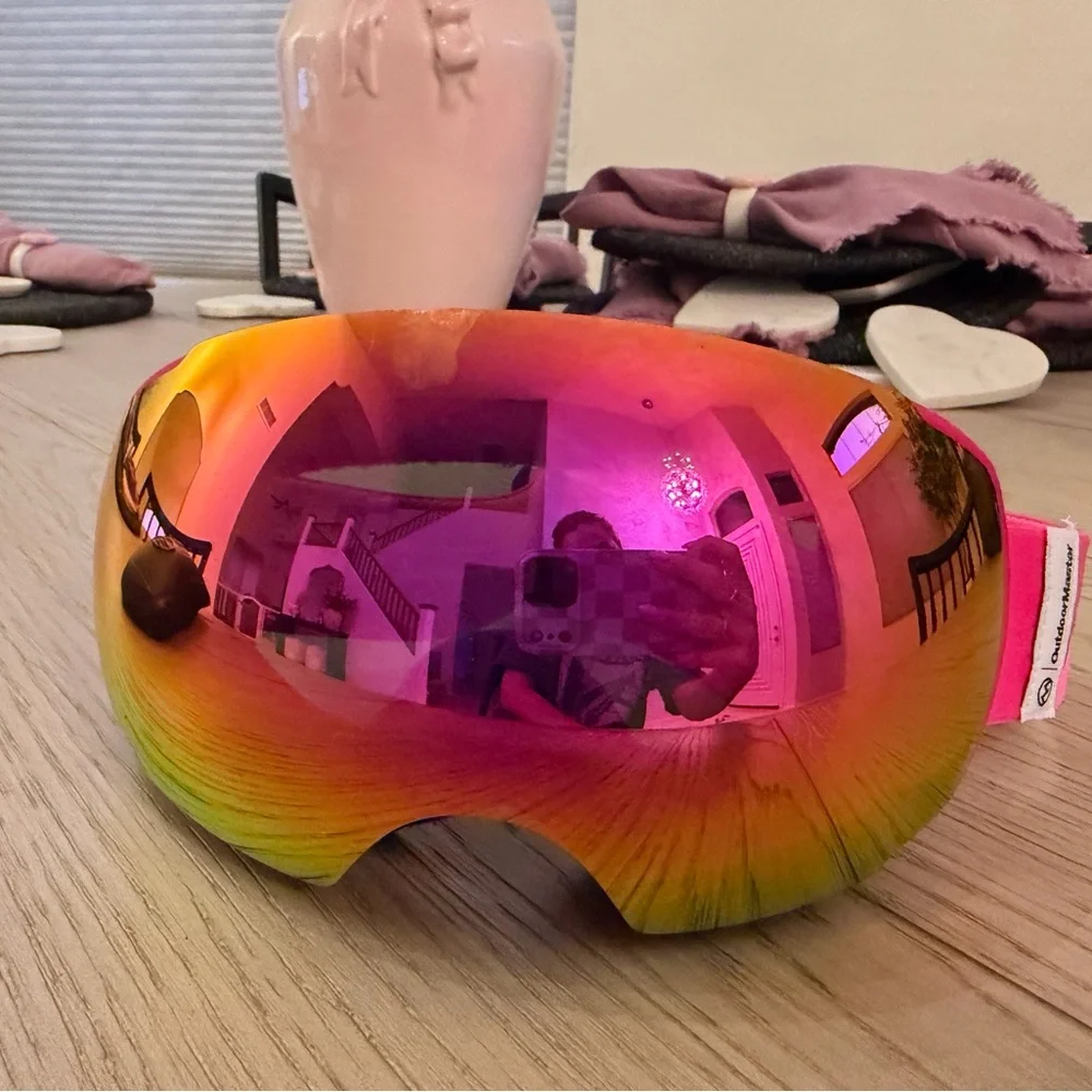 Pink Ski / Snowbaord Goggles. Brand New with Hardshell Case